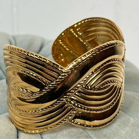 Vintage Avon Goldplated "Moroccan Weave" Extra Wide Gold Cuff Bracelet - Picture 2 of 10